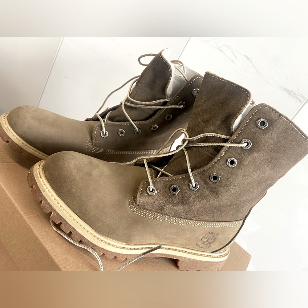 Timberland fleece lined boots. Taupe.